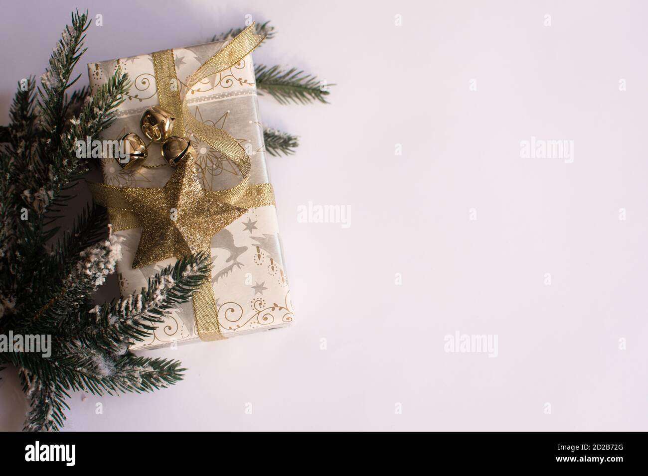 Neujahrskomposition. Weihnachtsgeschenk, Kiefer, auf weißem Hintergrund. Stockfoto