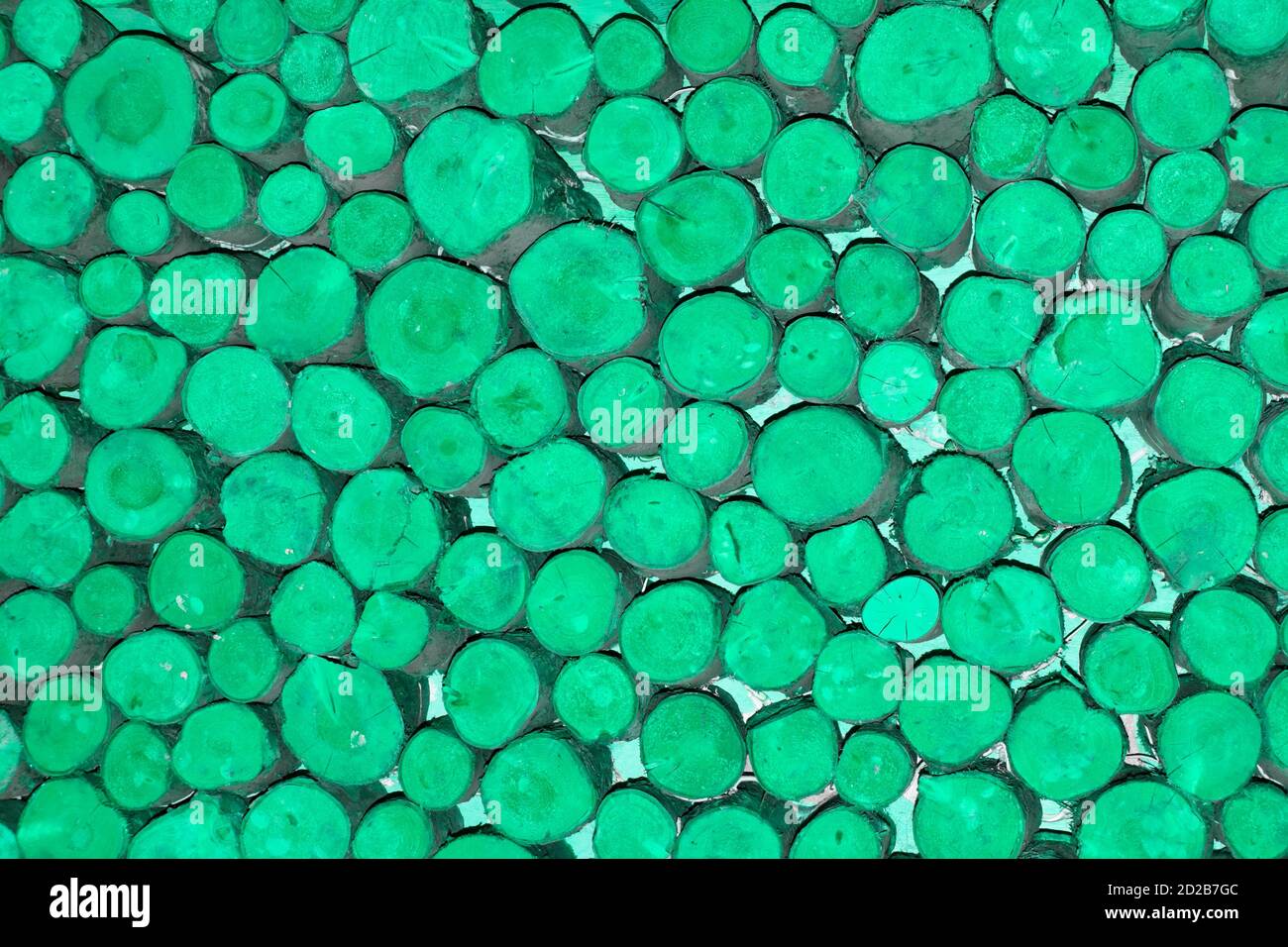 Abstraktes Hintergrundmuster Bild manipuliert grüne Farbe auf Enden angewendet Von gestapelten kurzen Längen zufällig Durchmesser rund gesägten Holzstämmen England GB Stockfoto