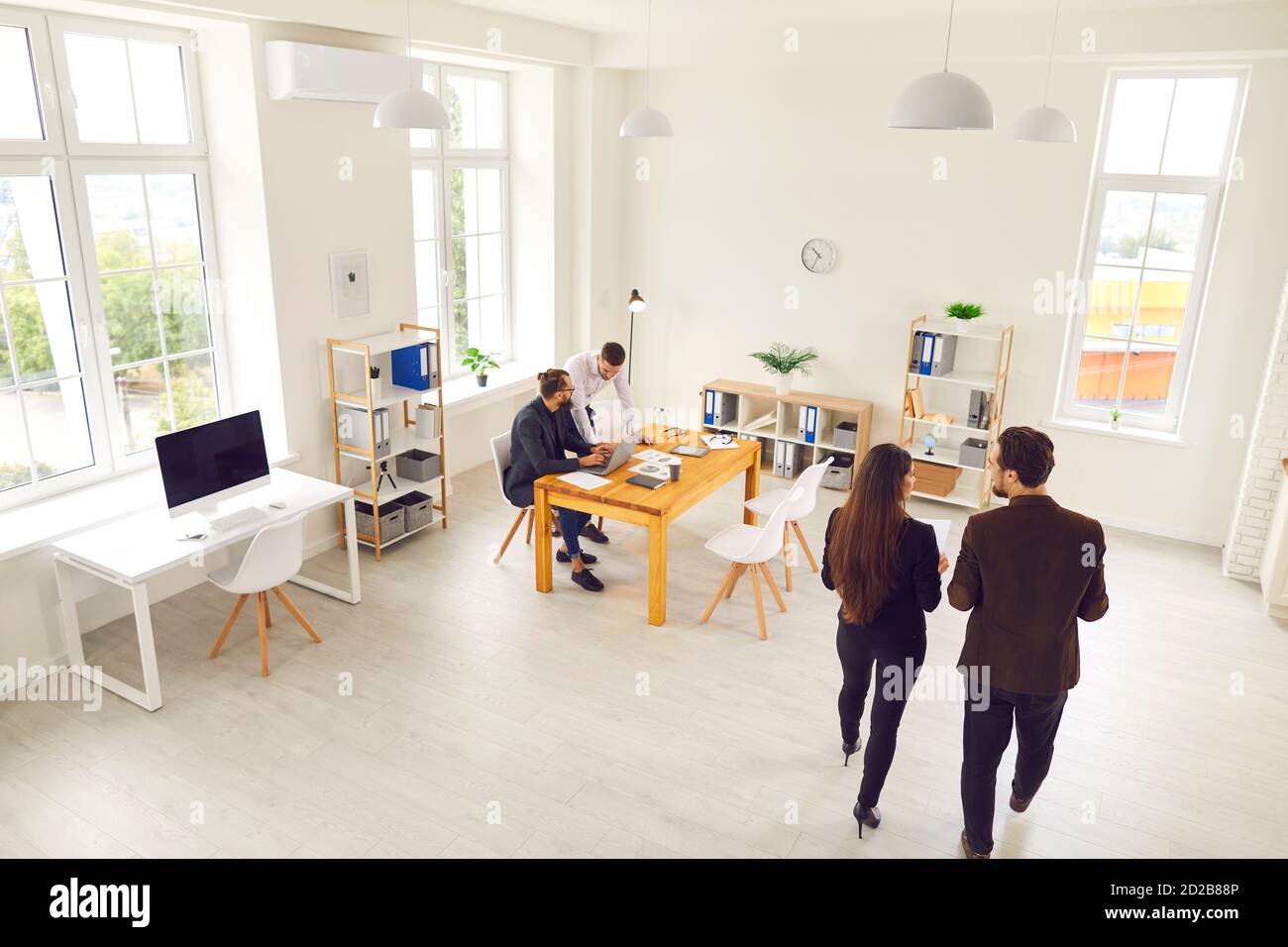Draufsicht auf verschiedene Business-Kollegen, die in einem modernen Büro oder Coworking Space arbeiten. Stockfoto