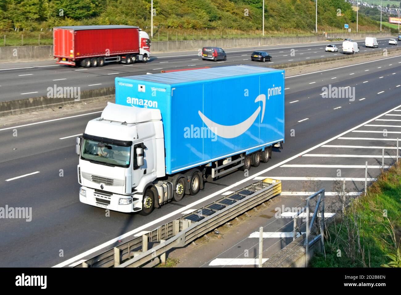 LKW Transport Logistik LKW LKW & blau Sattelanhänger Werbung Amazon  Online-Shopping Prime Marke Logo Einzelhandel Geschäft fahren  Großbritannien Autobahn Stockfotografie - Alamy