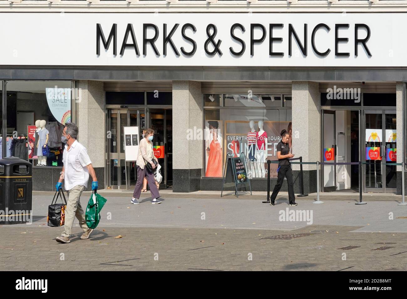 M&S Schild & Shop Vordertüren angepasst, um zu ermöglichen Separater covid 19-Ausgang und Warteschlangeneingang zur Einhaltung des Coronavirus Soziale Distanzierungsregeln Brentwood UK Stockfoto