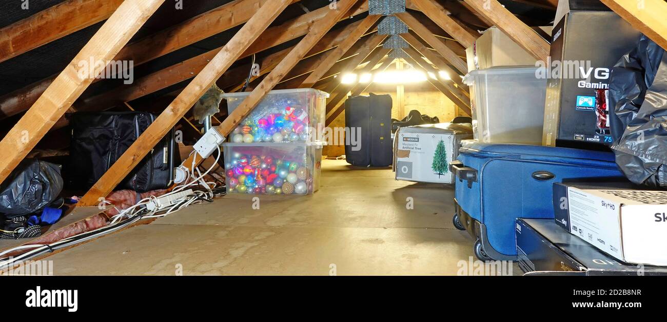 Innenansicht Haus Dachbinder & Dachboden Dachboden Raum MDF Bodenplatte fr  die Lagerung von Boxen von Weihnachtsdekorationen & Baum in Box auch Koffer  Gepck UK Stockfotografie - Alamy