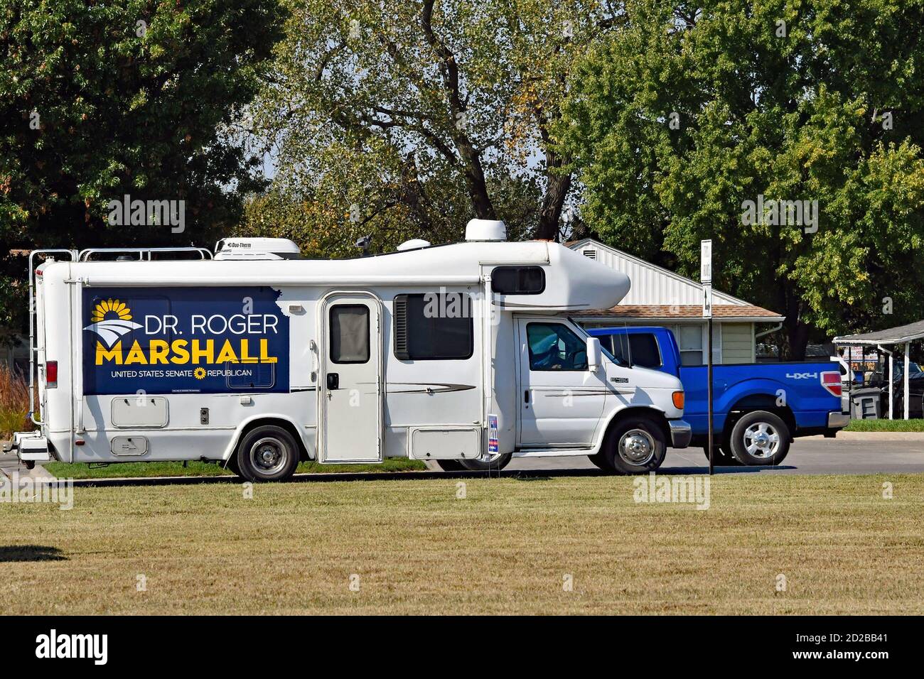 Emporia, Kansas, Usa. Oktober 2020. Der Kongressabgeordnete Dr. Roger Marshalls Wohnmobilplatz, den er während seiner „Keep Kansas Great Bus Tour“ in mehr als 1300 Meilen durch den Staat gereist ist, verlässt das Messegelände von Lyon County auf dem Weg zur nächsten Haltestelle in Independence Kansas Credit: Mark Reinstein/Media Punch/Alamy Live News Stockfoto