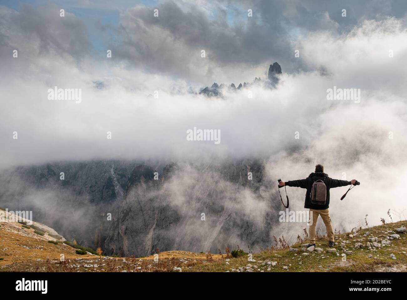 Mann Arme ausgestreckt bei Sonnenaufgang genießen Landschaft Freiheit und Leben. Stockfoto