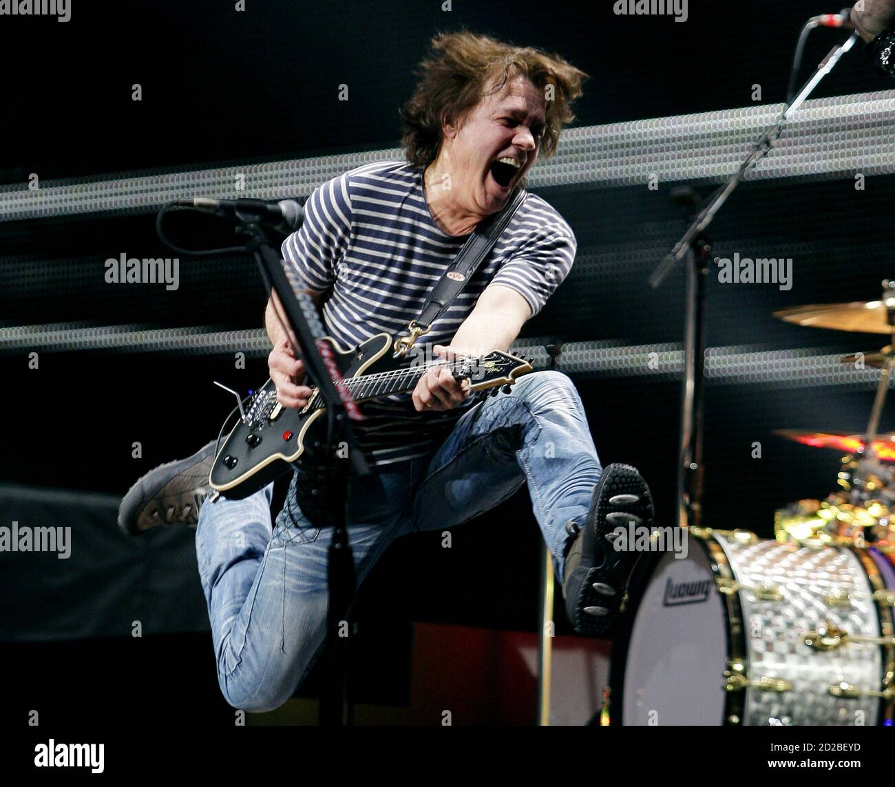 New York, Usa. Oktober 2020. Eddie Van Halen und Van Halen treten am 1. März 2012 im Madison Square Garden in New York City auf. Der legendäre Hall of Fame Rock-Gitarrist starb am Dienstag im Alter von 65 Jahren an Kehlkopfkrebs. Foto von John Angelillo/UPI Kredit: UPI/Alamy Live Nachrichten Stockfoto