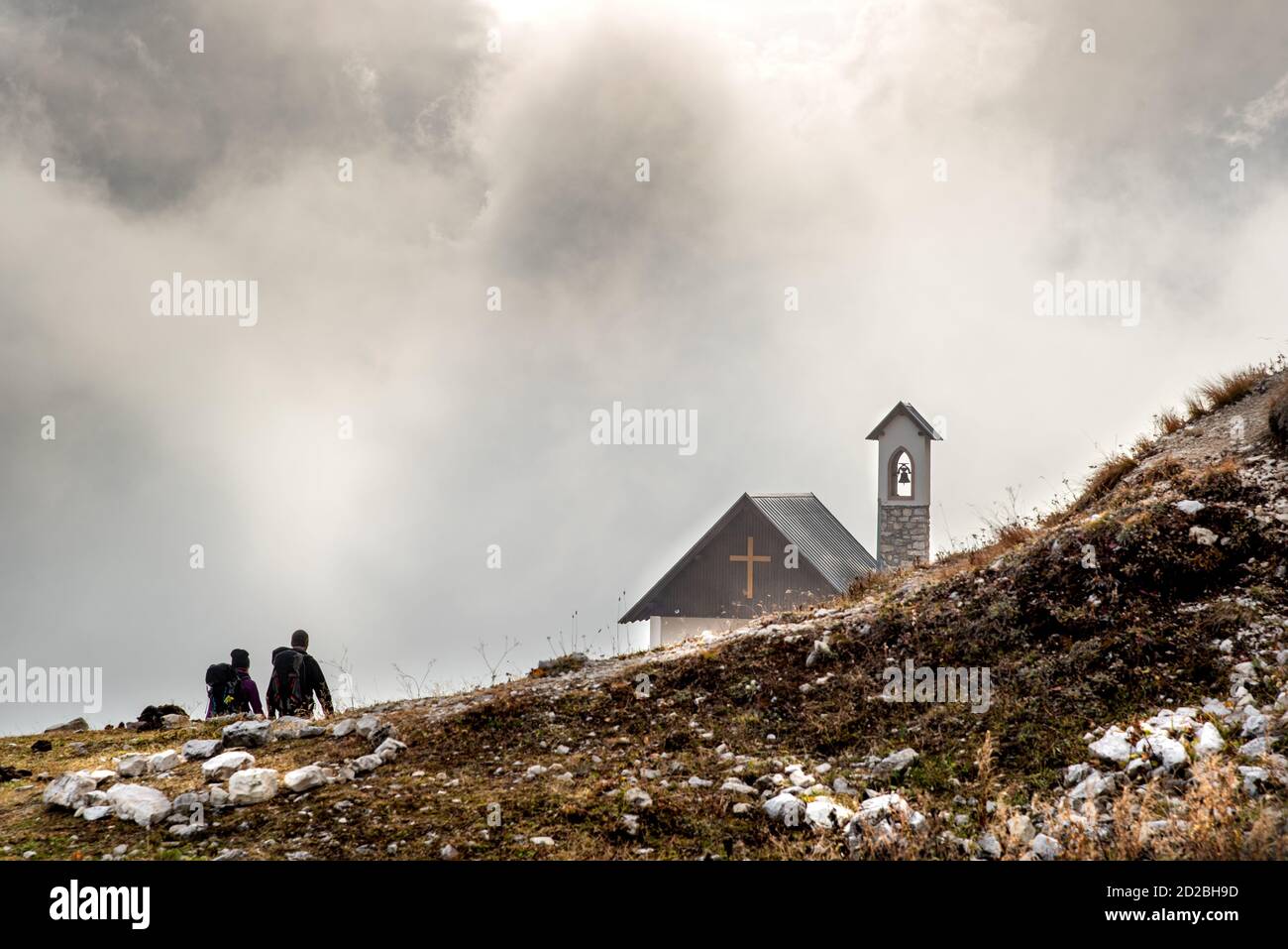 Unbekannte wandern auf dem Weg zur Kirche am Tre cime di lavadero. Italienische Alpen Italien Stockfoto