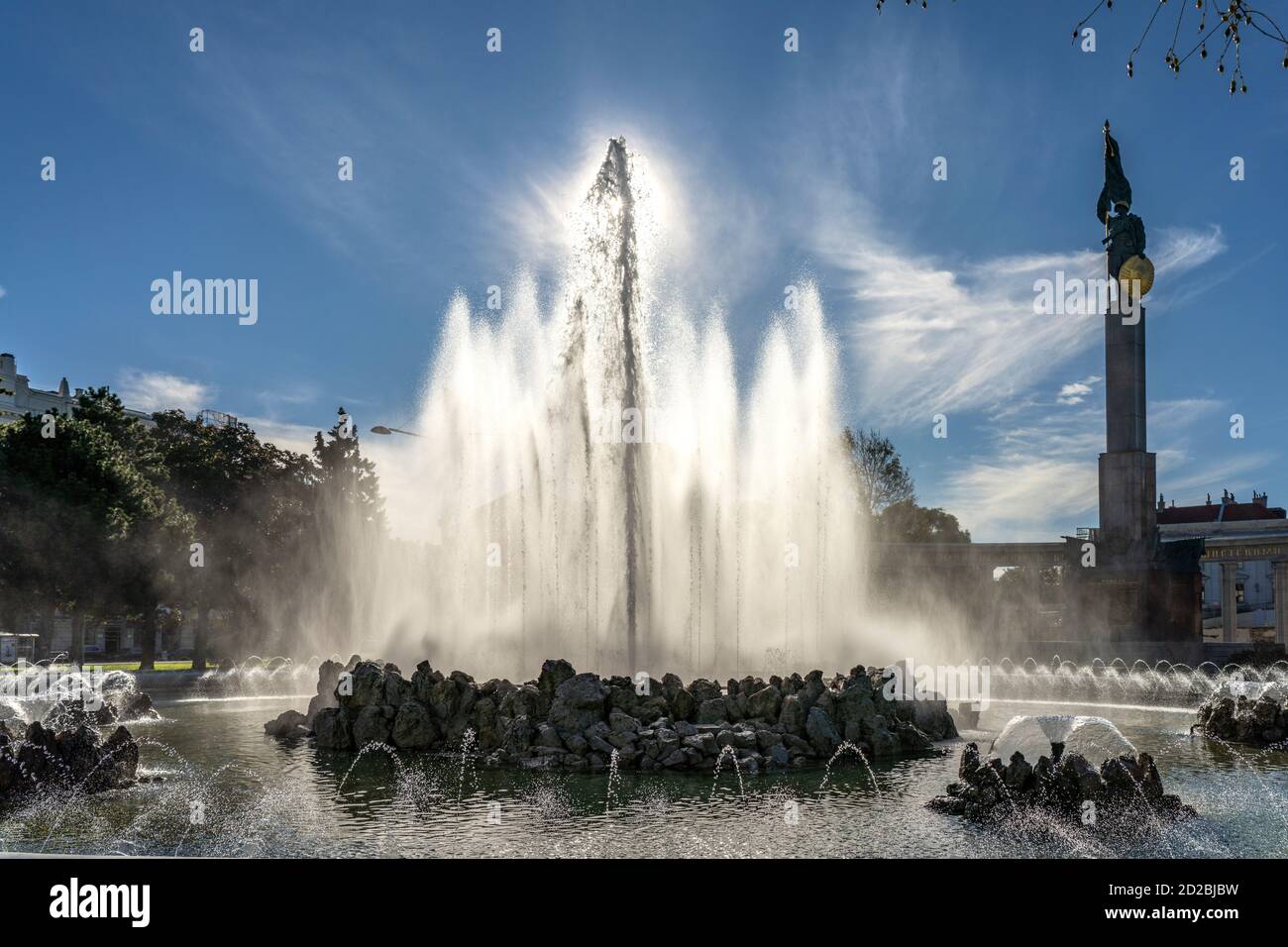 Der Hochstrahlbrunnen und das Denkmal zu Ehren der Soldaten der Sowjetarmee am Schwarzenbergplatz in Wien, Österreich, Europa Hochstrahlbrunnen fo Stockfoto