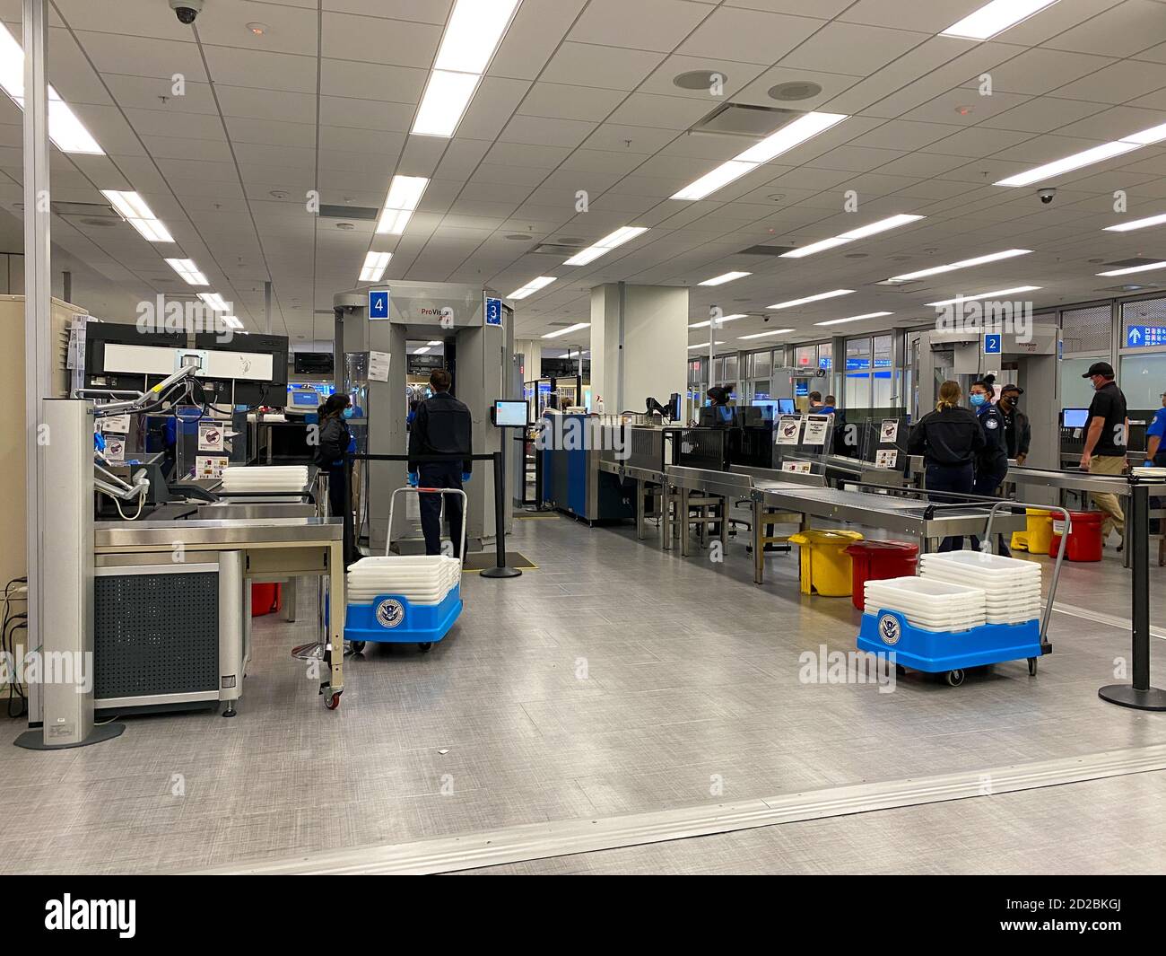 Orlando, FL/USA-10/2/20: Leute, die durch Orlando International Airport MCO TSA Sicherheit an einem geschäftigen Tag gehen. Stockfoto