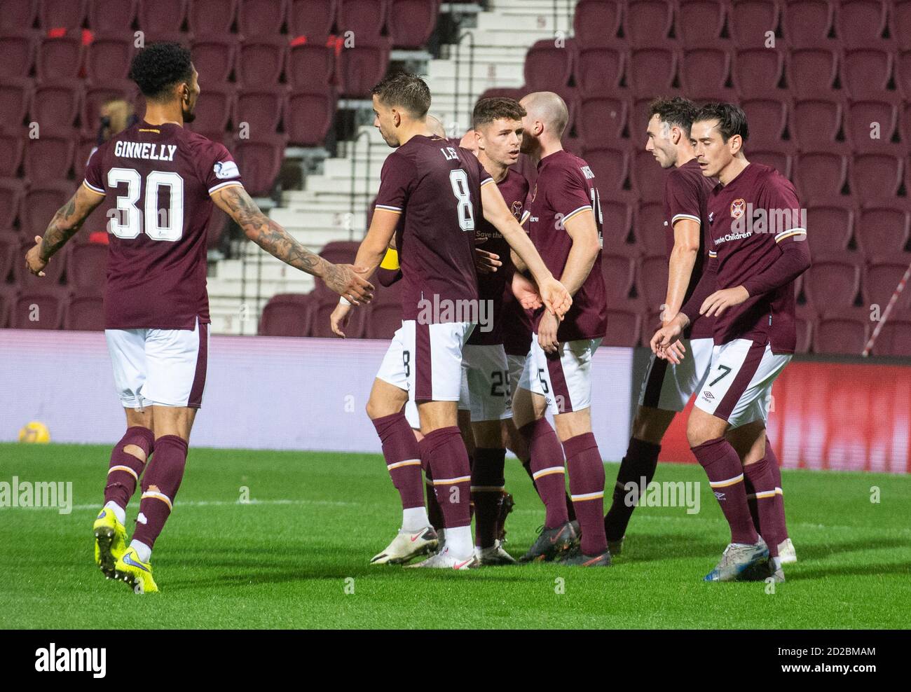 Betfred Cup - Heart of Midlothian / Inverness Caledonian Thistle. Tynecastle Park, Edinburgh, Midlothian, Großbritannien. Oktober 2020. Hearts ist Gastgeber von Inverness Caledonian Thistle im Betfred Cup im Tynecastle Park, Edinburgh. Bild zeigt: Hearts' Mittelfeldspieler Jamie Walker wird von Teamkollegen nach dem Tor vom Strafpunkt auf die Heimseite 1 nach vorne gebracht. Kredit: Ian Jacobs/Alamy Live Nachrichten Stockfoto