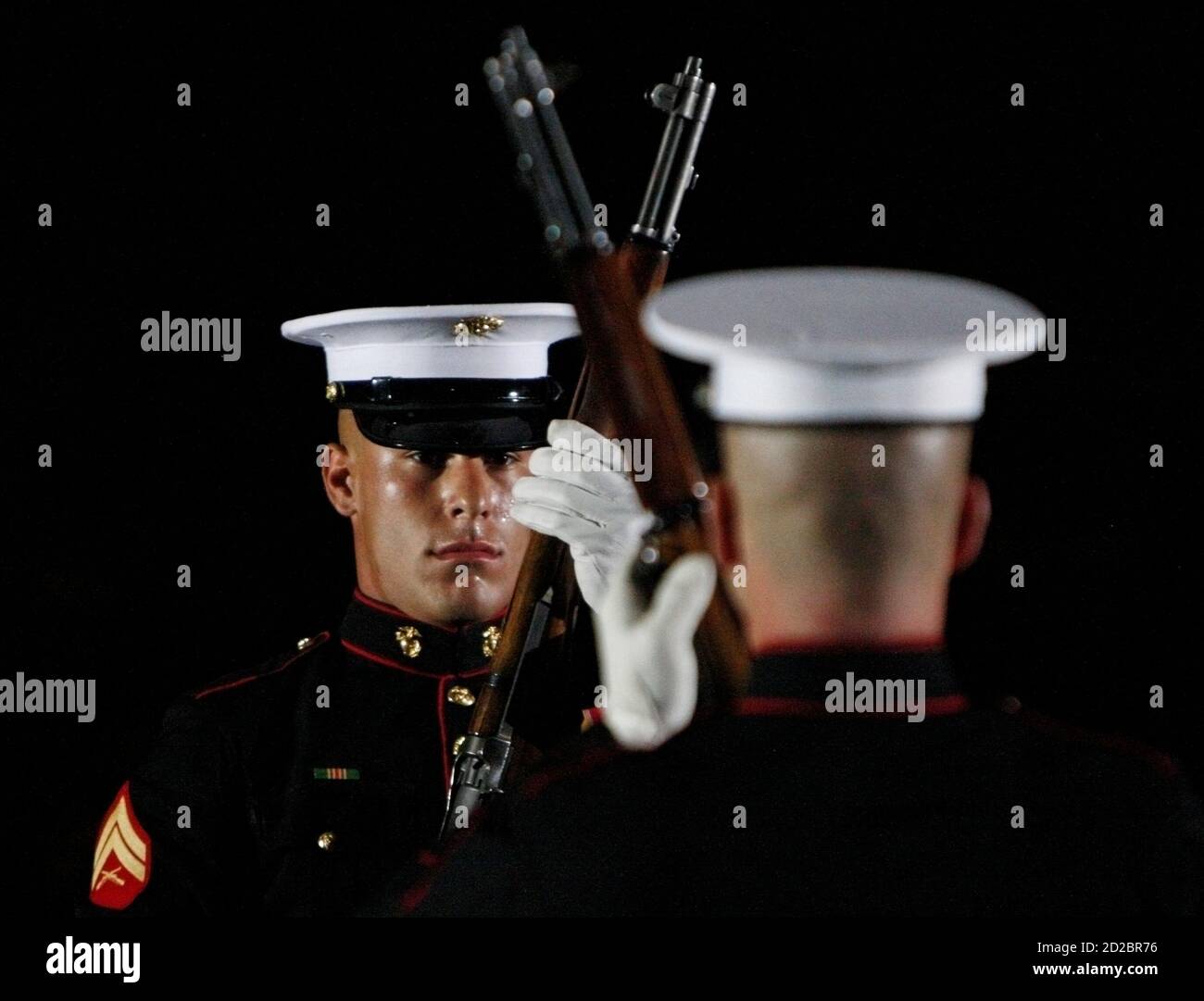 Mitglieder des U.S. Marines Corps Silent Drill Exhibition Platoon nehmen an der Abendparade in den Marine Barracks in Washington, 24. Juli 2009 Teil. REUTERS/Jim Young (US-POLITIK MILITÄR) Stockfoto