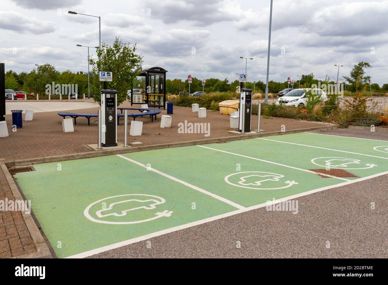 Electric Blue Car Charging Point Parkplätze am Sandon Park & Ride Car Park außerhalb von Chelmsford, Essex, Großbritannien. Stockfoto