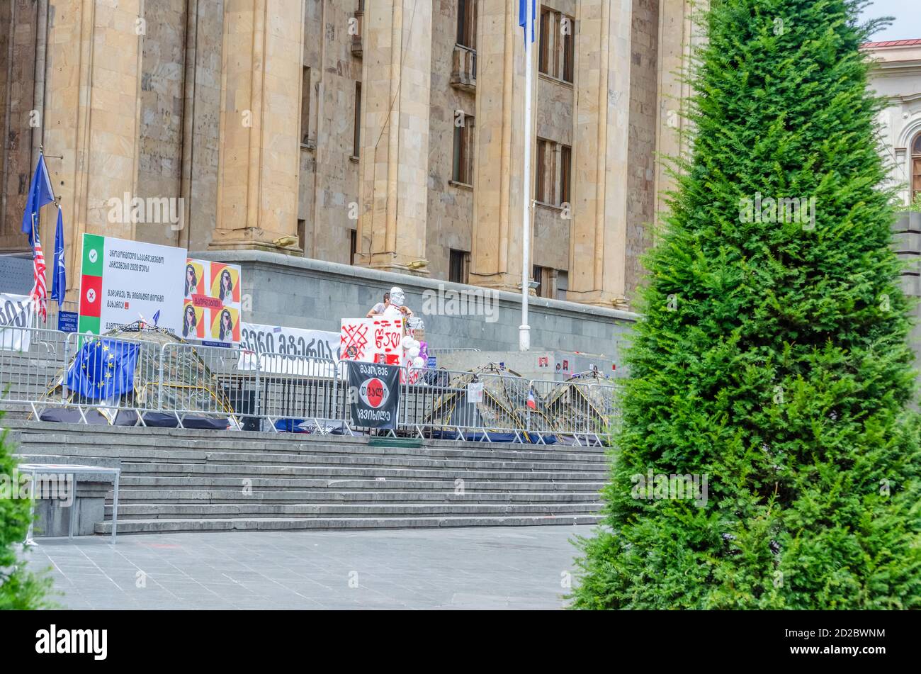 Tiflis, Georgien - 28. Juni 2019. Friedliche Proteste in der Nähe des parlamentsgebäudes in Tiflis an einem sonnigen Tag. Stockfoto
