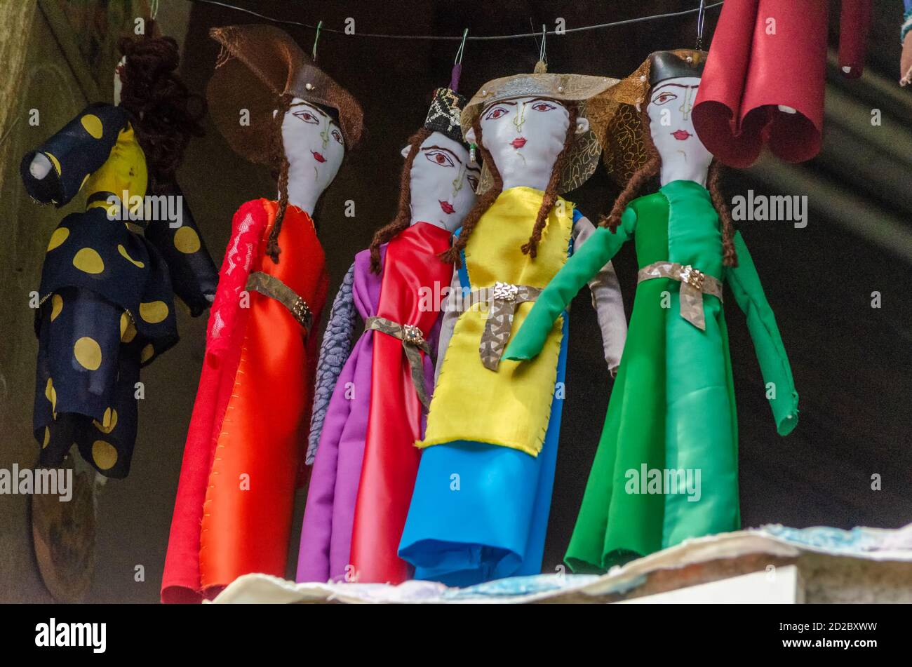 Tiflis, Georgien - Juni 28 2019: Handgemachte Puppen in nationalen georgischen Kostümen Nahaufnahme Stockfoto