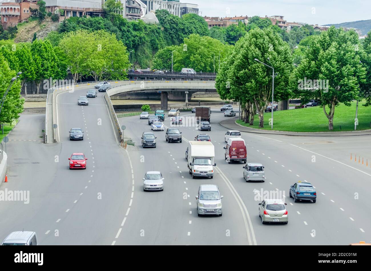 Tiflis, Georgien - 28. Juni 2019: Blick auf die Straße mit Autos von oben, Straße in der Nähe des Hauses der Justiz Stockfoto