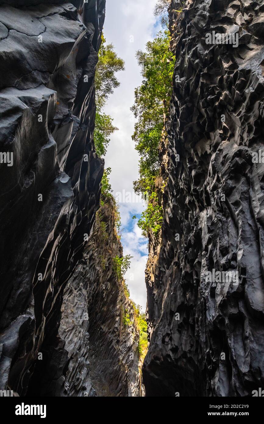 Basaltfelsen und unberührtes Wasser der Alcantara-Schluchten in Sizilien, Italien Stockfoto