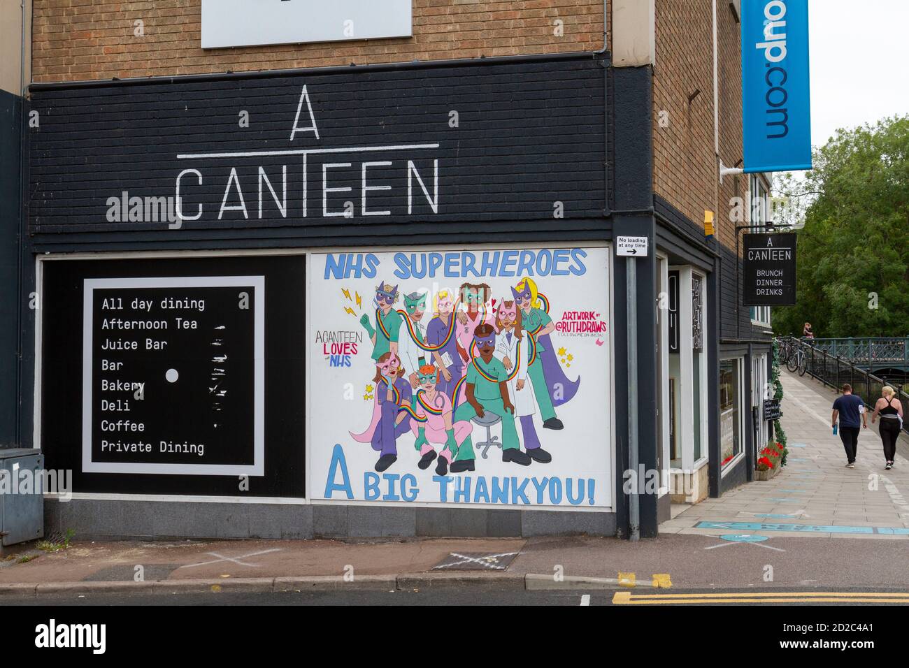 Ein Wandgemälde zur Feier der NHS Superhelden (während der Covid-19 Pandemie von 2020) an der Wand des Kantine Restaurants in Chelmsford, Essex, Großbritannien. Stockfoto