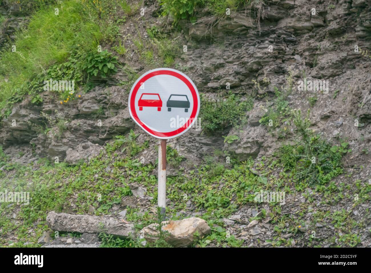 Straßenschild Überholen ist verboten Kosten in der Nähe des Berges auf Die Straße Serpentin Stockfoto