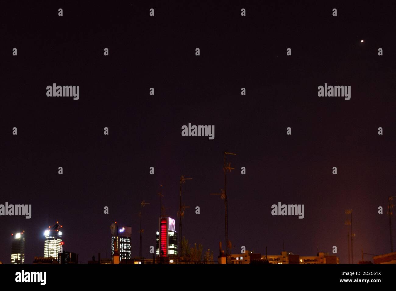 Der Planet Mars von der Gemeinde Madrid aus gesehen und die Wolkenkratzer von Madrid mit den 4 Türmen, in Spanien. Stockfoto