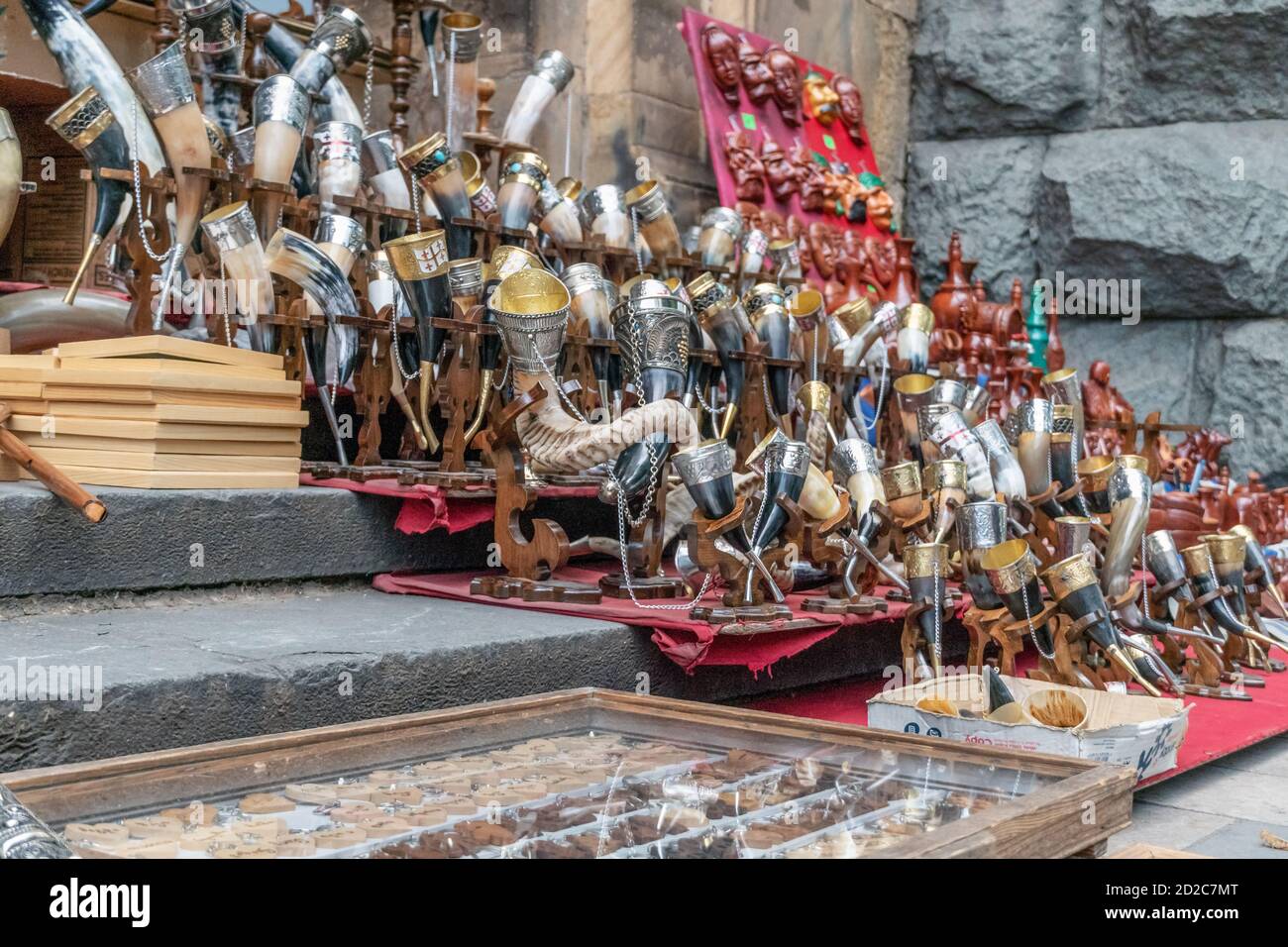 Tiflis, Georgien - Juni 28 2019: Straßenmarkt in Tiflis. Auf dem Boden Hörner für Wein trinken. Antike Gegenstände Stockfoto
