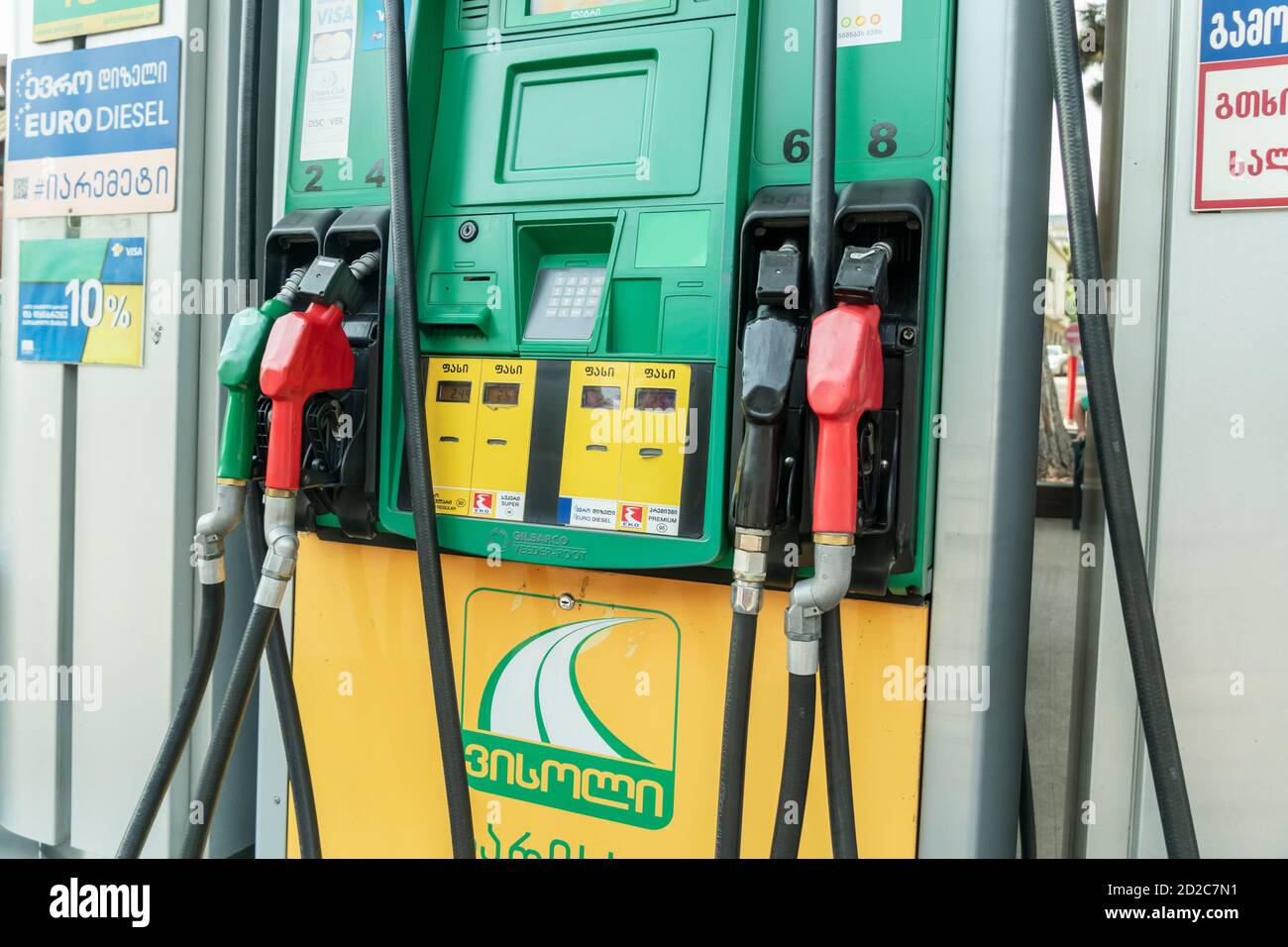 Tiflis, Georgien - Juni 28 2019: Tankstelle in Tiflis, Nahaufnahme Schläuche Stockfoto