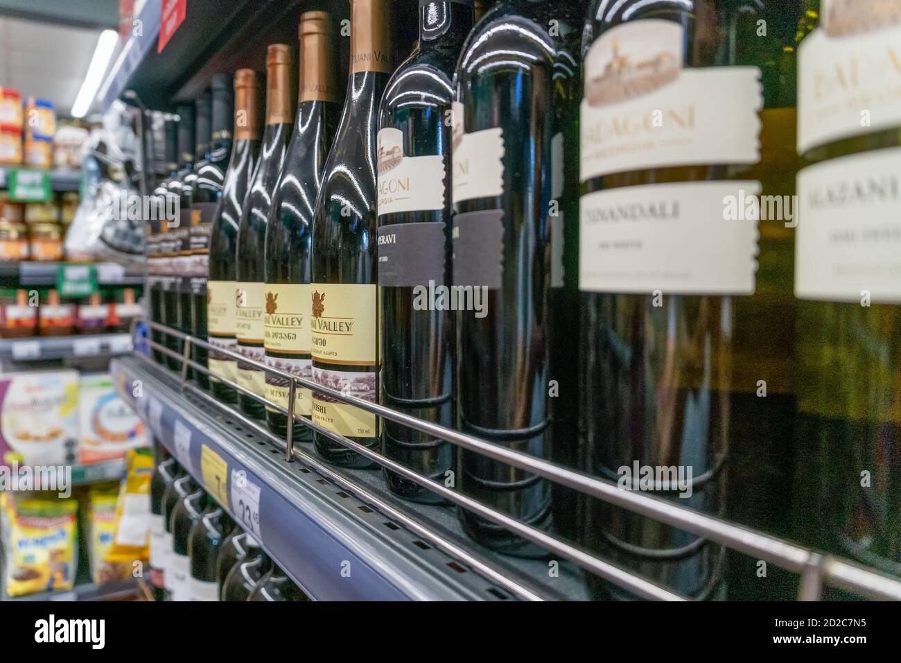 Tiflis, Georgien - Juni 28 2019: Georgische Flaschenweine in den Regalen aus nächster Nähe Stockfoto