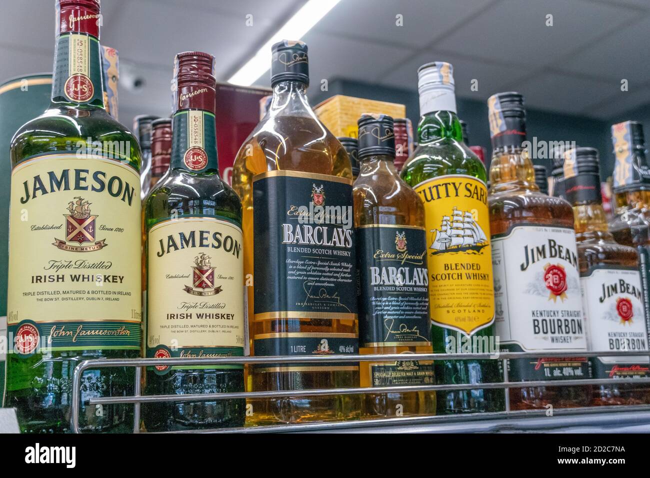 Tiflis, Georgien - Juni 28 2019: Verschiedene Whiskey-Auswahl auf dem Ladenregal close up Stockfoto