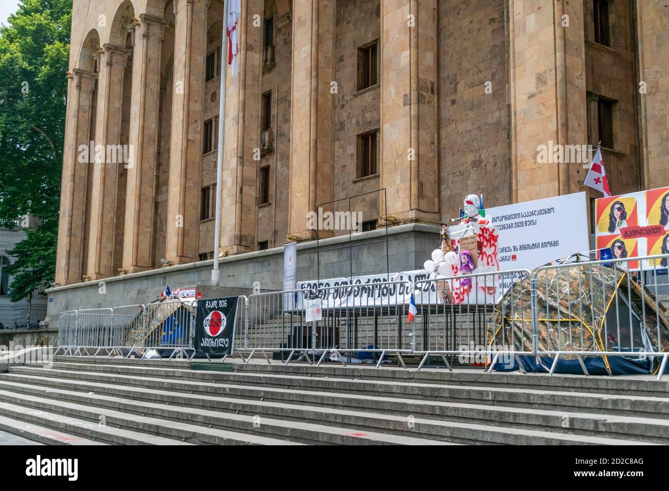 Tiflis, Georgien - 28. Juni 2019. Friedliche Proteste in der Nähe des parlamentsgebäudes in Tiflis an einem sonnigen Tag. Stockfoto