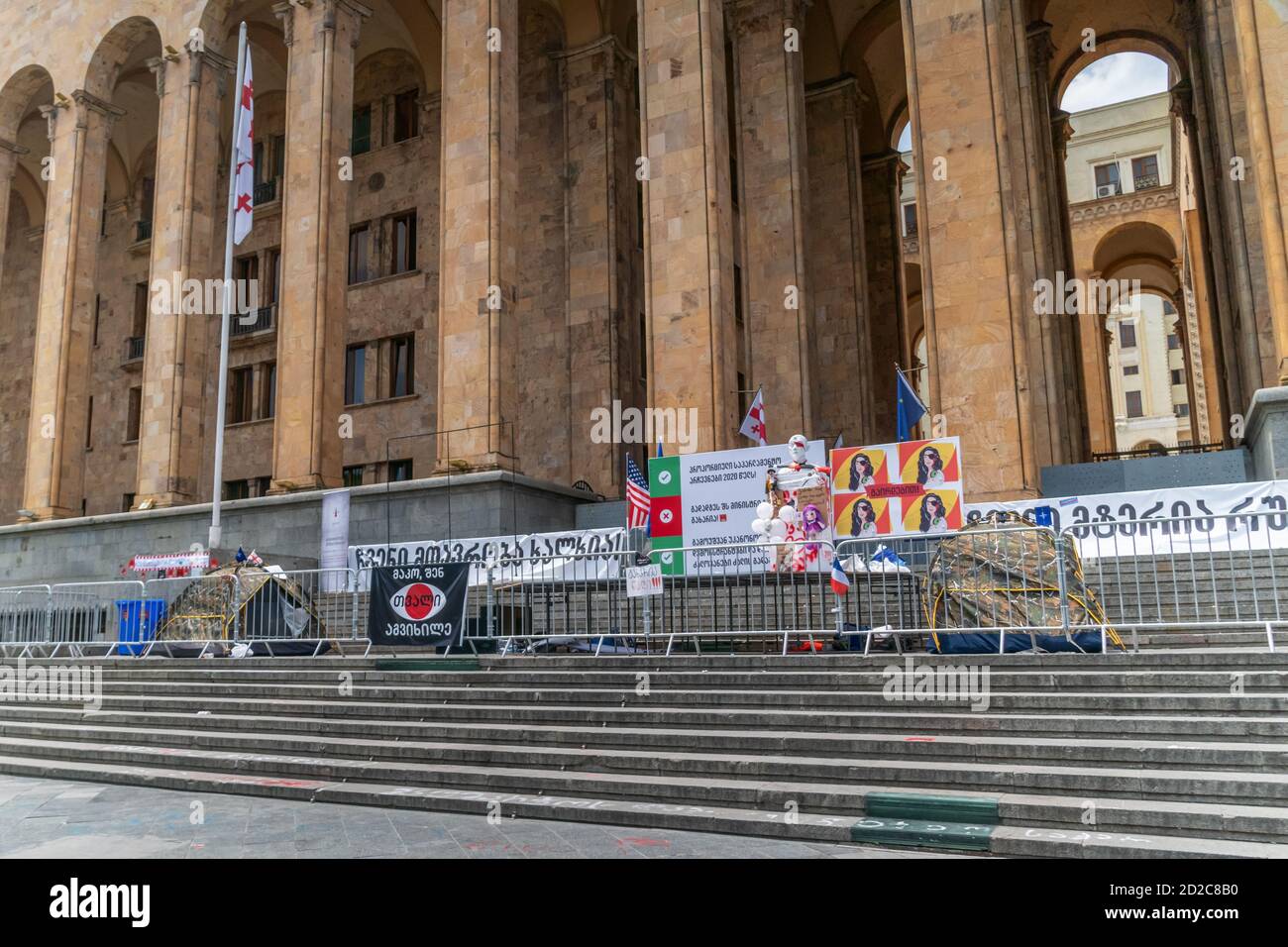 Tiflis, Georgien - 28. Juni 2019. Friedliche Proteste in der Nähe des parlamentsgebäudes in Tiflis an einem sonnigen Tag. Stockfoto