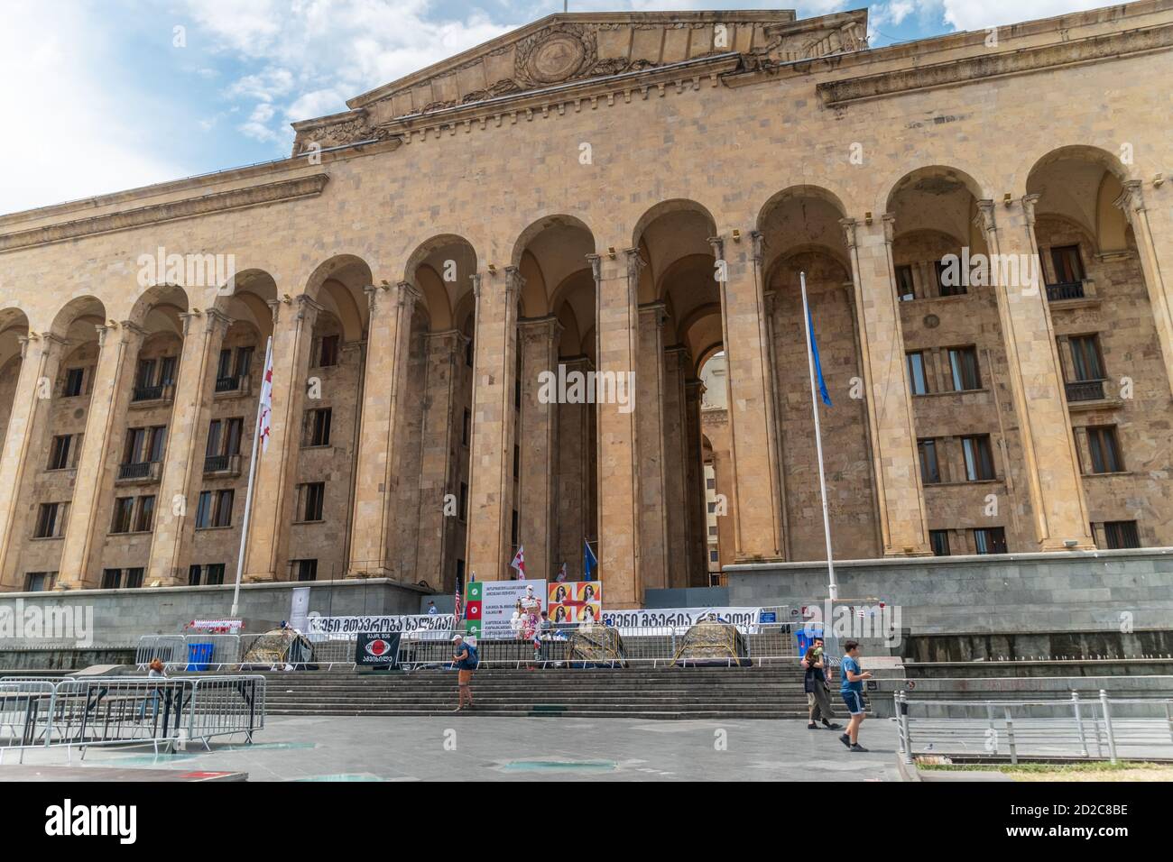 Tiflis, Georgien - 28. Juni 2019. Parlamentsgebäude bei Kundgebungen in Tiflis an einem sonnigen Tag Stockfoto