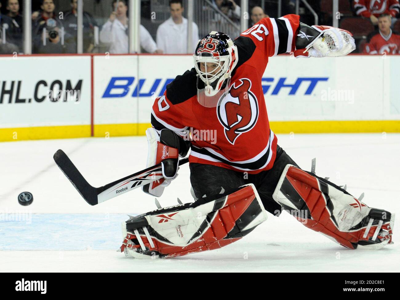 New Jersey Devils Goalie Martin Brodeur blockt den Schuß ab gegen die