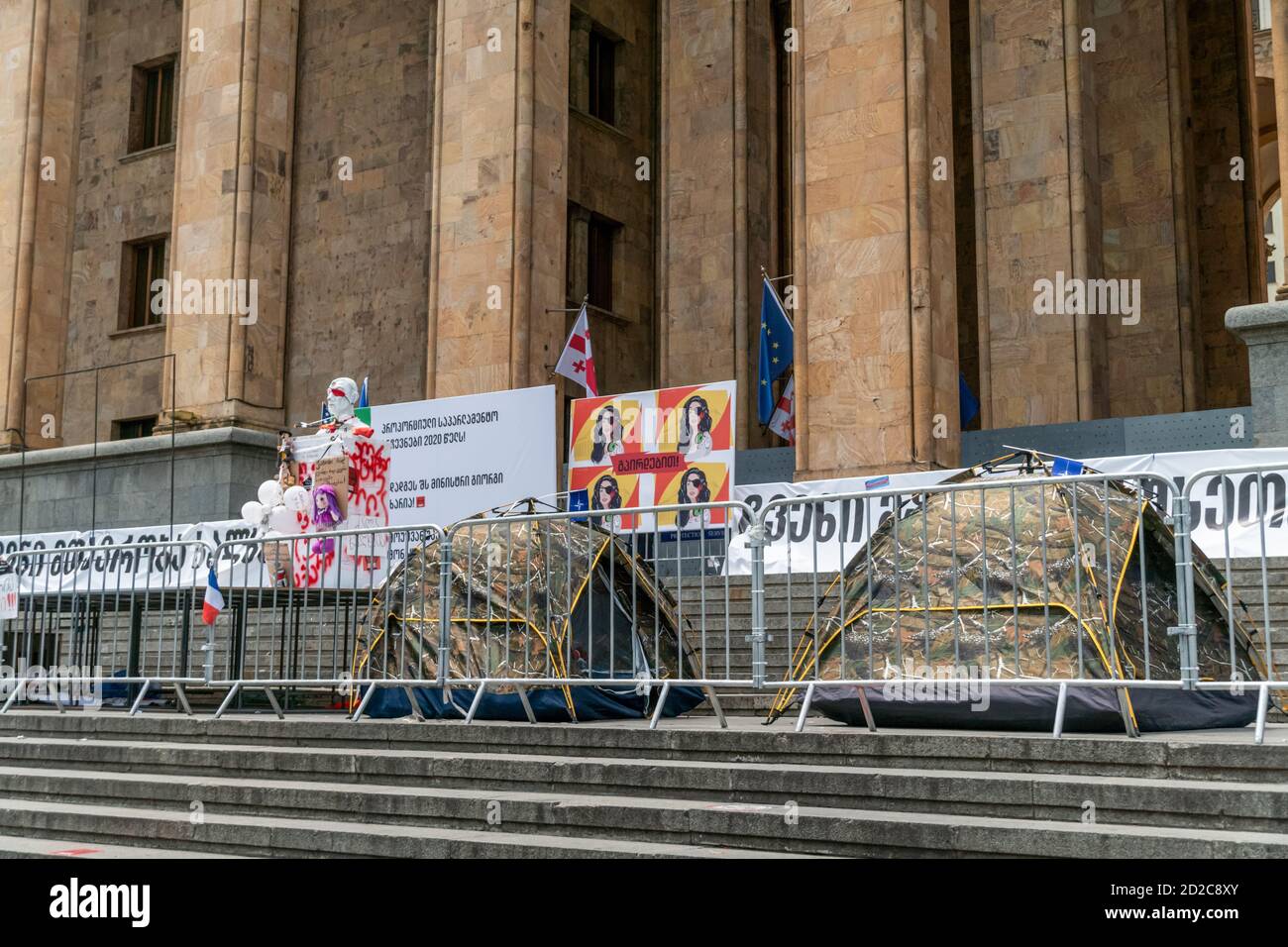 Tiflis, Georgien - 28. Juni 2019. Friedliche Proteste in der Nähe des parlamentsgebäudes in Tiflis an einem sonnigen Tag. Stockfoto