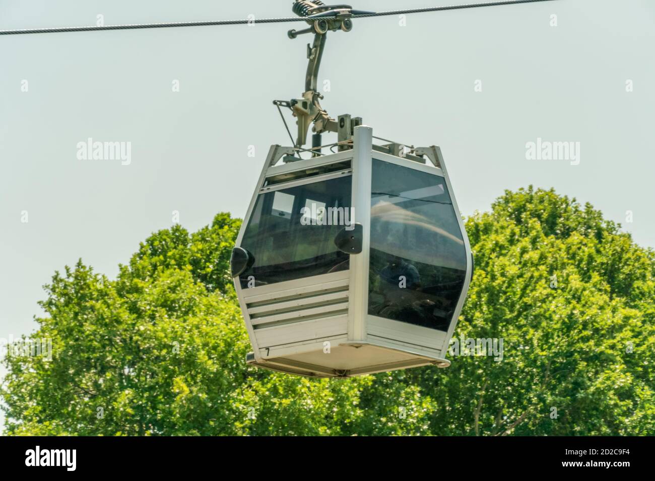 Tiflis, Georgien, Standseilbahn-Taxi Nahaufnahme gegen den blauen Himmel, die Krone eines Baumes Stockfoto