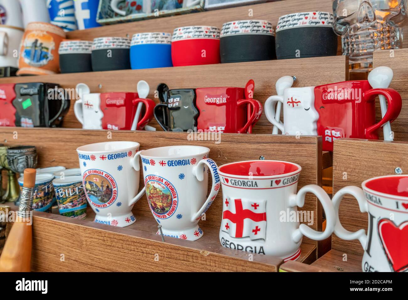 Tiflis, Georgien - Juni 28 2019: Keramik-Souvenir-Tassen auf dem touristischen Markt in Tiflis Stockfoto