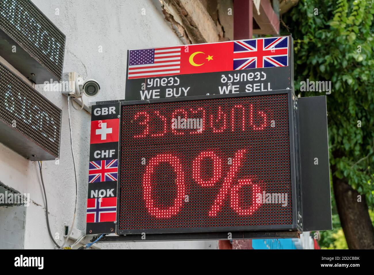 Tiflis, Georgien - Juni 28 2019: Wechselstube Schild befindet sich im touristischen Bereich der Stadt. Stockfoto