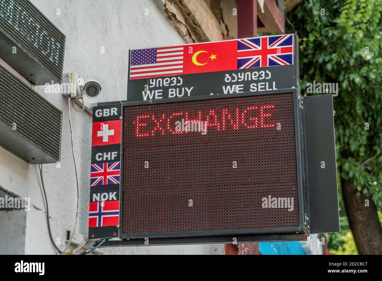 Tiflis, Georgien - Juni 28 2019: Wechselstube Schild befindet sich im touristischen Bereich der Stadt. Stockfoto