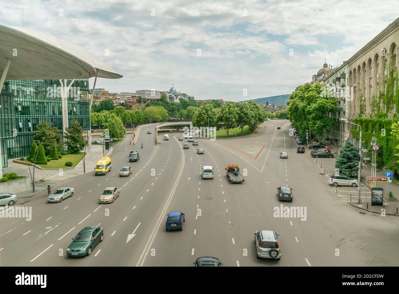 Tiflis, Georgien - 28. Juni 2019: Blick auf die Straße mit Autos von oben, Straße in der Nähe des Hauses der Justiz Stockfoto