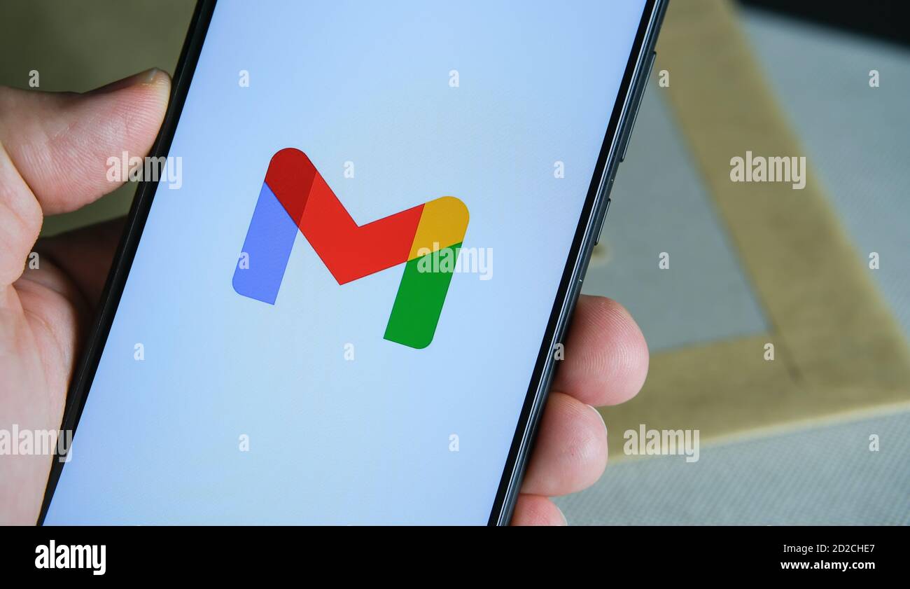 Stafford / Vereinigtes Königreich - 6. Oktober 2020: Neues umfirmiert Google Gmail Logo auf dem Bildschirm des Smartphones gesehen. Stockfoto Stafford / Vereinigtes Königreich - 6. Oktober 2020: Neues umfirmiert Google Gmail Logo auf dem Bildschirm des Smartphones gesehen. Stockfoto