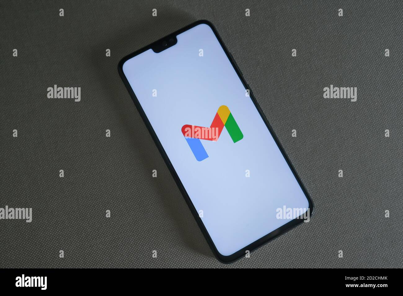 Stafford / Vereinigtes Königreich - 6. Oktober 2020: Neues umfirmiert Google Gmail Logo auf dem Bildschirm des Smartphones auf grauem Hintergrund isoliert gesehen. Stockfoto