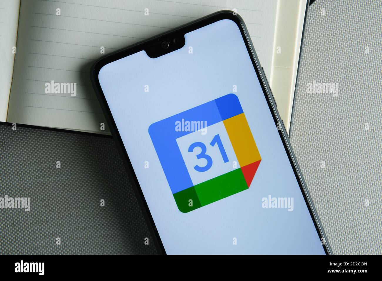 Stafford / Vereinigtes Königreich - 6. Oktober 2020: Neues umbenenntes Google Calendar-Logo auf dem Bildschirm des Smartphones zu sehen. Stockfoto