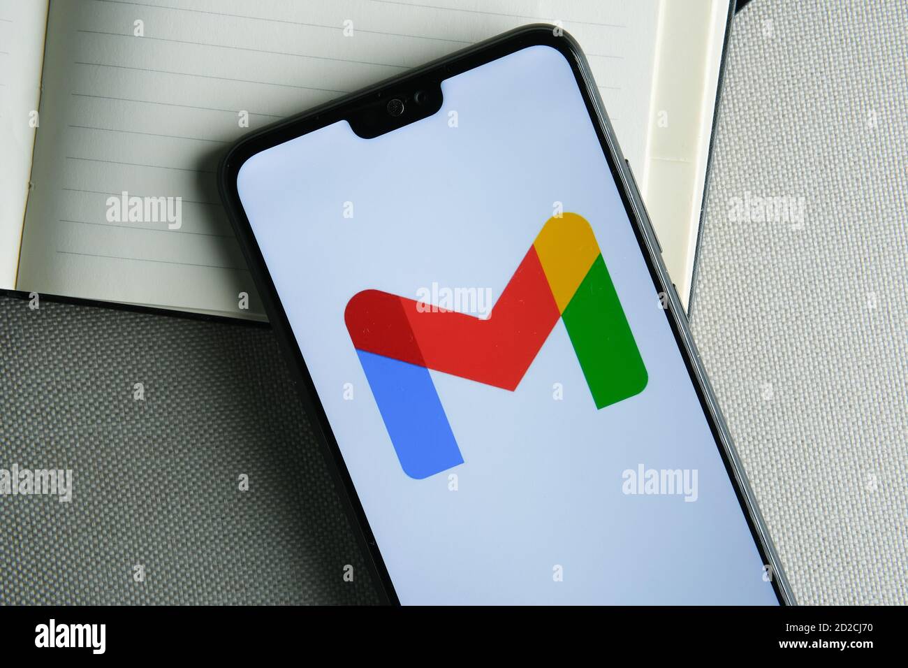 Stafford / Vereinigtes Königreich - 6. Oktober 2020: Neues umfirmiert Google Gmail Logo auf dem Bildschirm des Smartphones gesehen. Stockfoto Stafford / Vereinigtes Königreich - 6. Oktober 2020: Neues umfirmiert Google Gmail Logo auf dem Bildschirm des Smartphones gesehen. Stockfoto