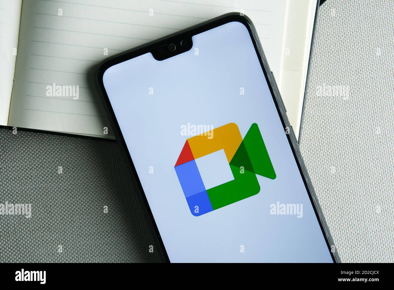 Stafford / Vereinigtes Königreich - 6. Oktober 2020: Neue umfirmiert Google meets Logo auf dem Bildschirm des Smartphones gesehen. Stockfoto
