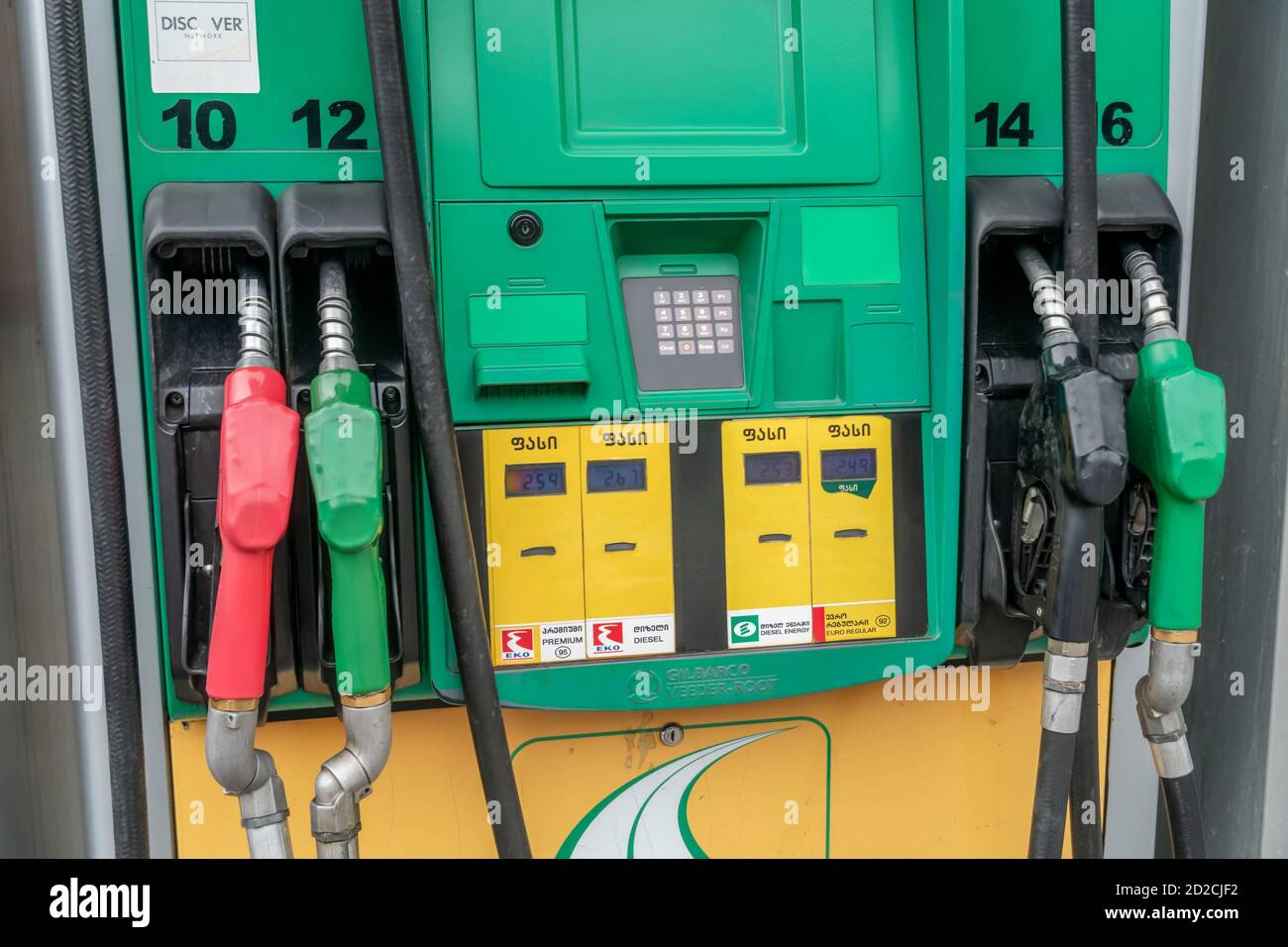 Tiflis, Georgien - Juni 28 2019: Tankstelle in Tiflis, Nahaufnahme Schläuche Stockfoto