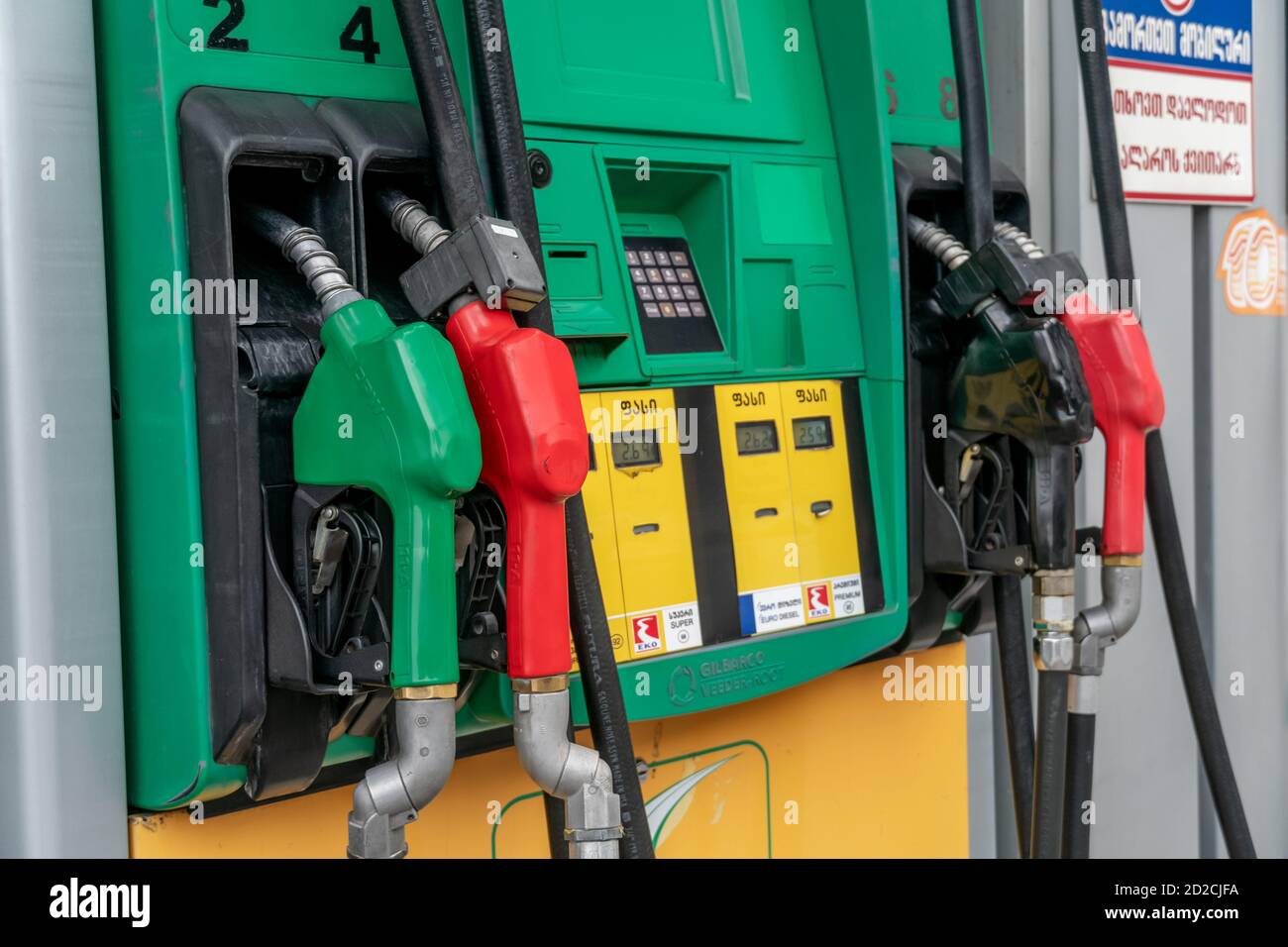 Tiflis, Georgien - Juni 28 2019: Tankstelle in Tiflis, Nahaufnahme Schläuche Stockfoto