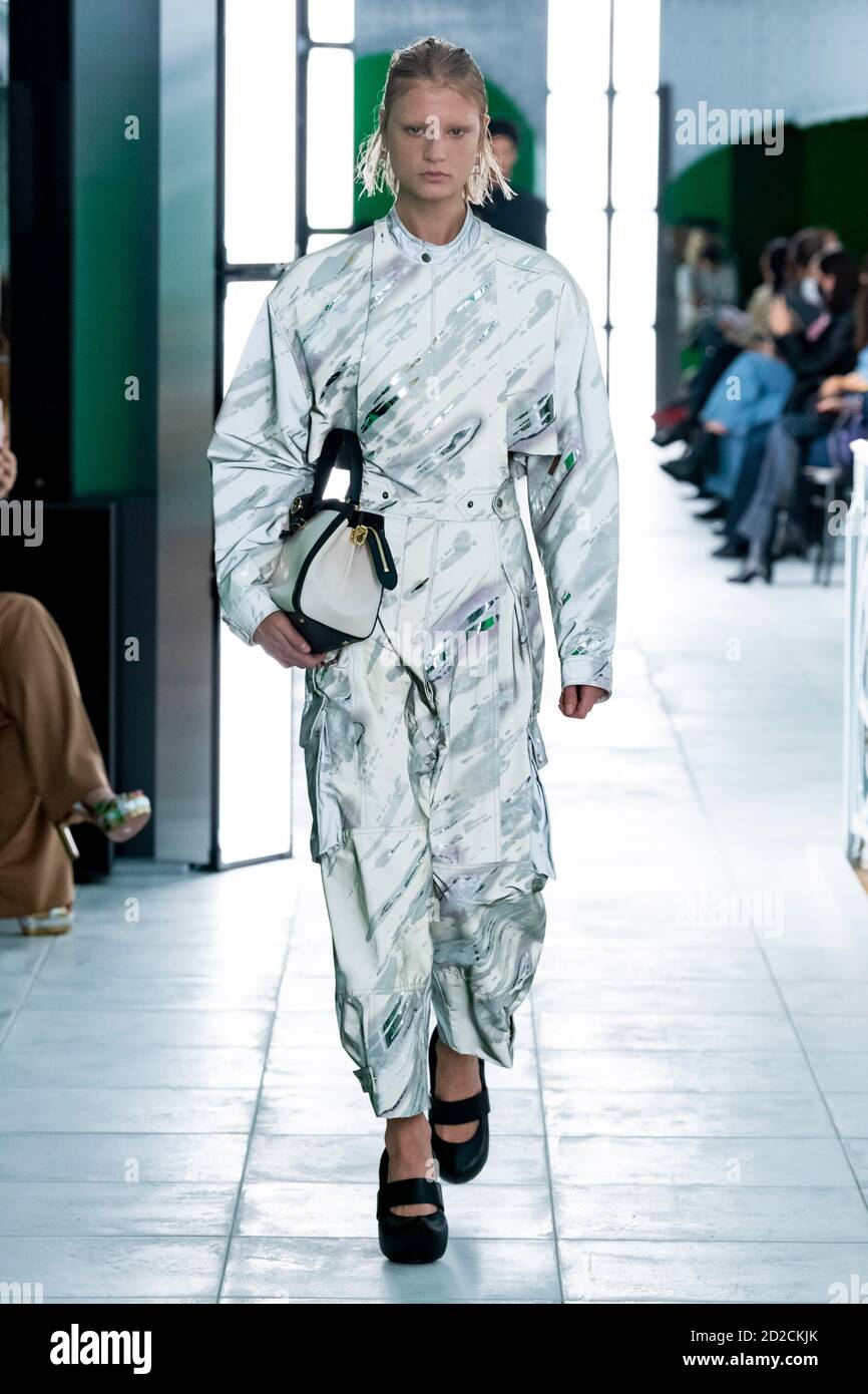Paris, Frankreich. Oktober 2020. LOUIS VUITTON SS21 Runway während der Paris Fashion Week September 2020 - Paris, Frankreich 06/10/2020 Quelle: dpa/Alamy Live News Stockfoto