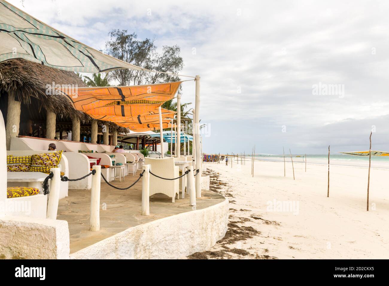 Das Sands at Nomad Strandrestaurant, mit Essbereich und Strand, Diani, Kenia Stockfoto