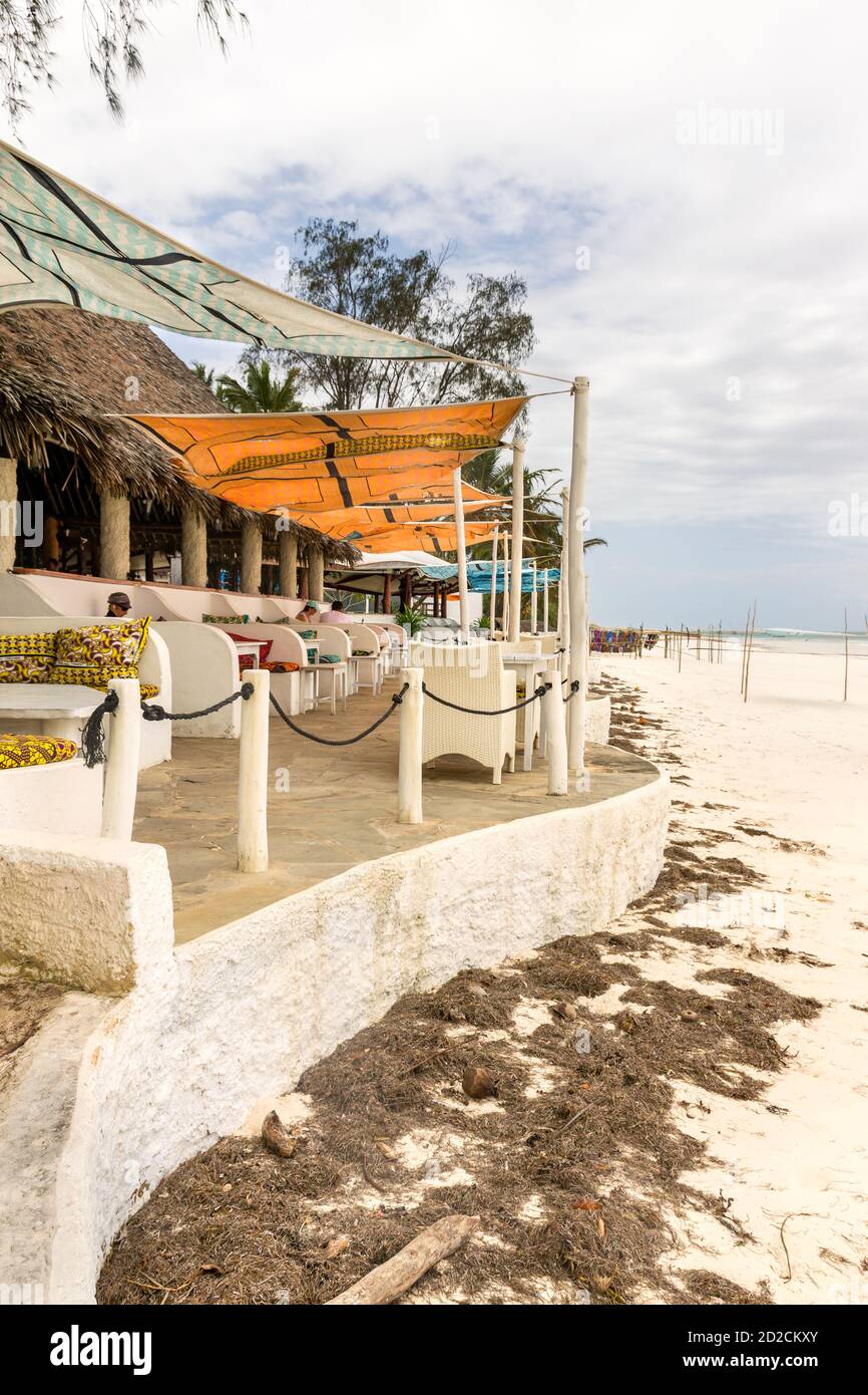 Das Sands at Nomad Strandrestaurant, mit Essbereich und Strand, Diani, Kenia Stockfoto