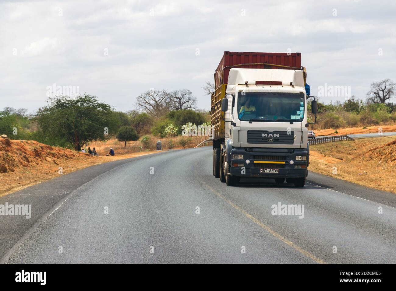 Ein LKW oder LKW, der Güter transportiert, fährt entlang der Autobahn Mombasa, Kenia, Ostafrika Stockfoto