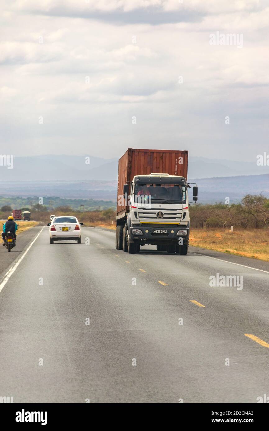 Ein LKW oder LKW, der Güter transportiert, fährt entlang der Autobahn Mombasa, Kenia, Ostafrika Stockfoto