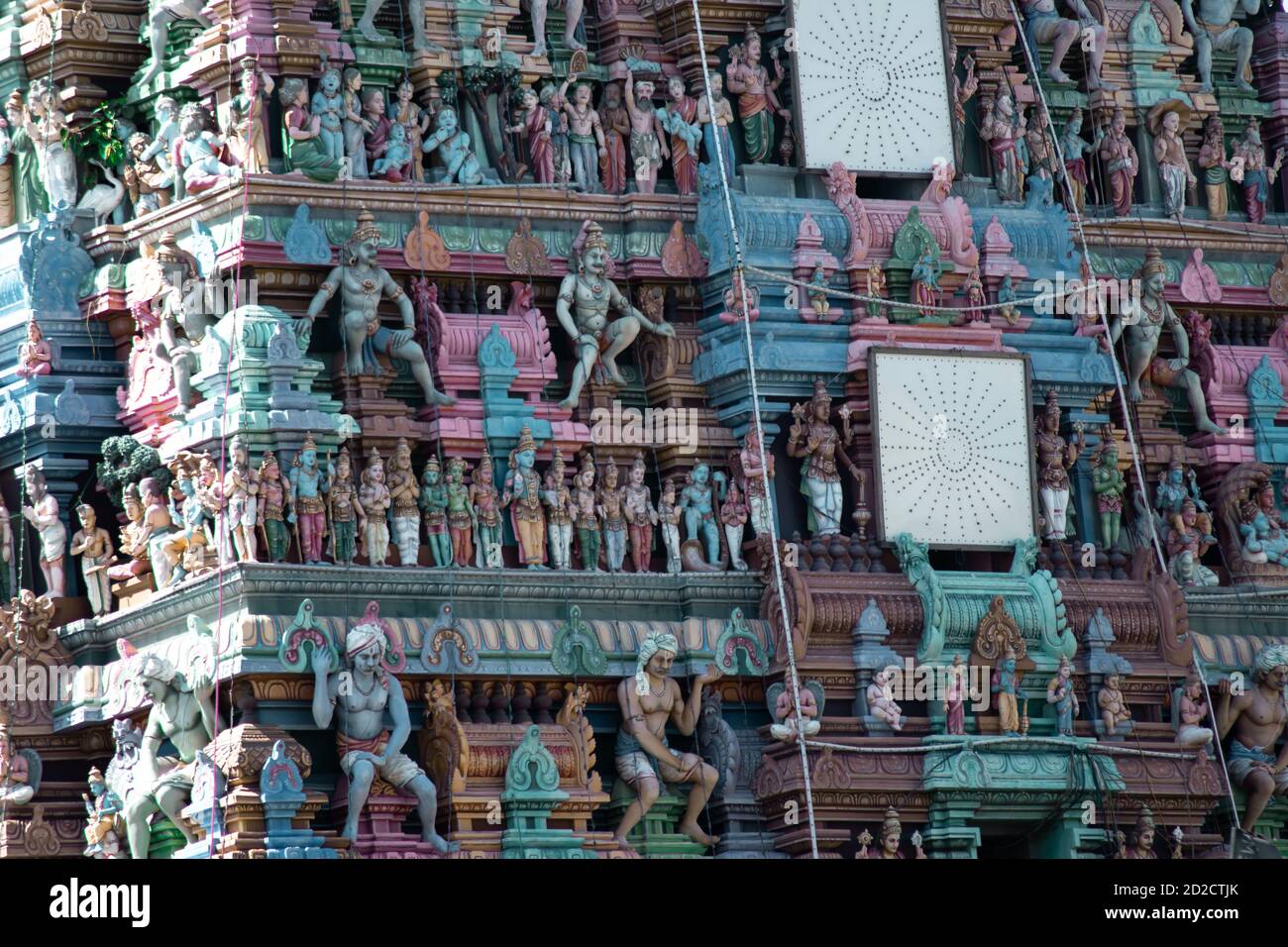 Chennai, Indien - 6. Februar 2020: Die Mauer des Sri Parthasarathy Tempels mit bunten hindu-Skulpturen am 6. Februar 2020 in Chennai, Indien Stockfoto