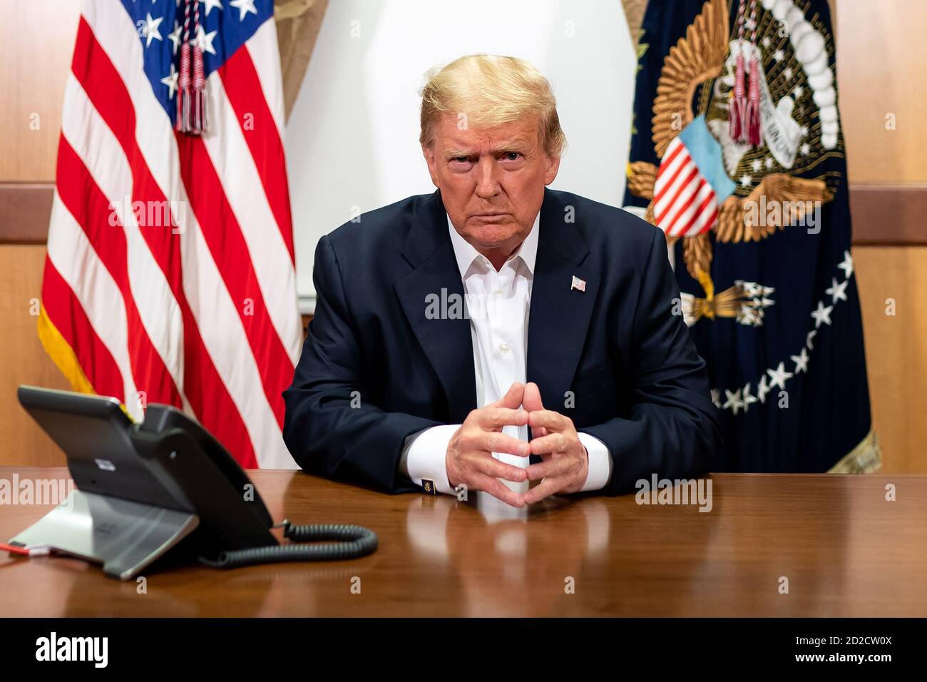 Präsident Donald J. Trump bei einer Telefonkonferenz mit Vizepräsident Mike Pence und anderen Personen des Walter Reed National Military Medical Center, wo der Präsident wegen COVID-19 behandelt wurde, am 4. Oktober 2020. (USA) Stockfoto